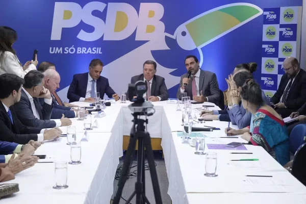 A executiva nacional do PSDB aprovou nesta terça-feira (29), em Brasília, o início do processo formal para se fundir ao Podemos.