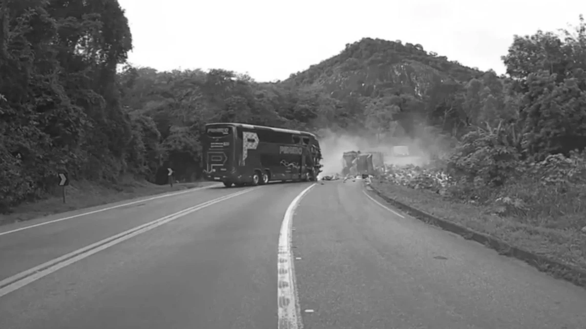 Acidente entre ônibus e carreta na BR 101, em Anchieta