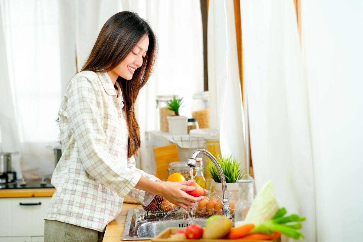 A intoxicação alimentar pode ser evitada com alguns cuidados (Imagem: SritanaN | Shutterstock) 