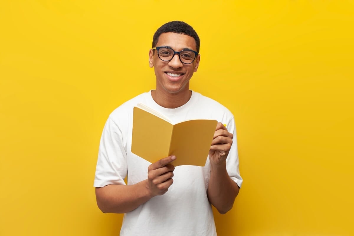 A leitura expande o vocabulário e consolida estruturas gramaticais (Imagem: Bohdan Malitskiy | Shutterstock) 