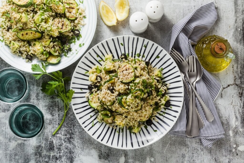 Salada de arroz integral com abobrinha (Imagem: IriGri | Shutterstock)
