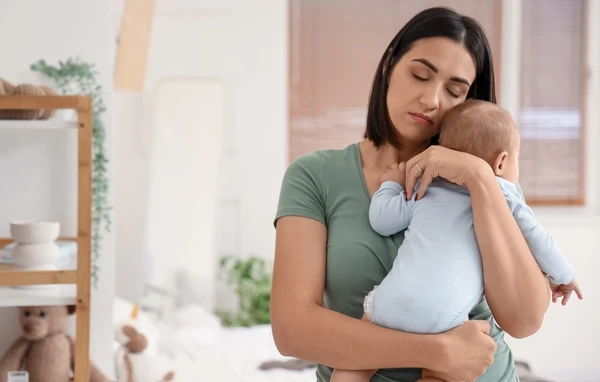 mulher com bebê no colo