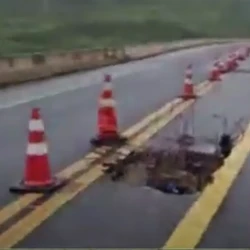 Interdição teve início em 12 de março e impede a passagem de caminhões e outros veículos de grande porte pelo local, na BR 259