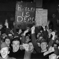 As mentiras espalhadas pelos nazistas eram tantas que a própria notícia da morte de Adolf Hitler foi recebida com incredulidade em 1945. Versões contraditórias exigiram décadas para que a realidade dos fatos fosse determinada até o máximo possível.