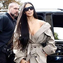 Suspeitos acusados de roubar milhões de Kim Kardashian à mão armada, em outubro de 2016, vão ser julgados em Paris.