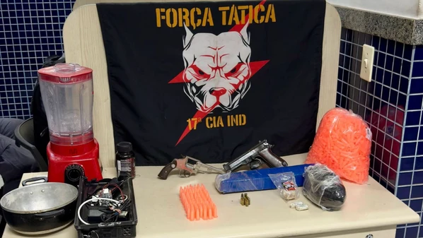 Jovem foi preso com armas, drogas e munições, e, na região, PM ainda encontrou câmeras instaladas por traficantes para monitorar a chegada de viaturas