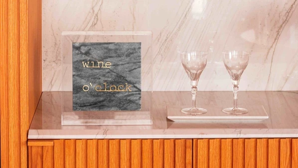 Jamile Pena e Natália Aliani, donas da marca Attri, se aproveitam do luxo da pedra para torná-la a base criativa de objetos decorativos personalizados