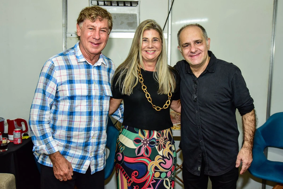 A diretora da Estação Conhecimento Serra, Ana Angélica Motta, entre Flávio Venturini e Torcuato Mariano