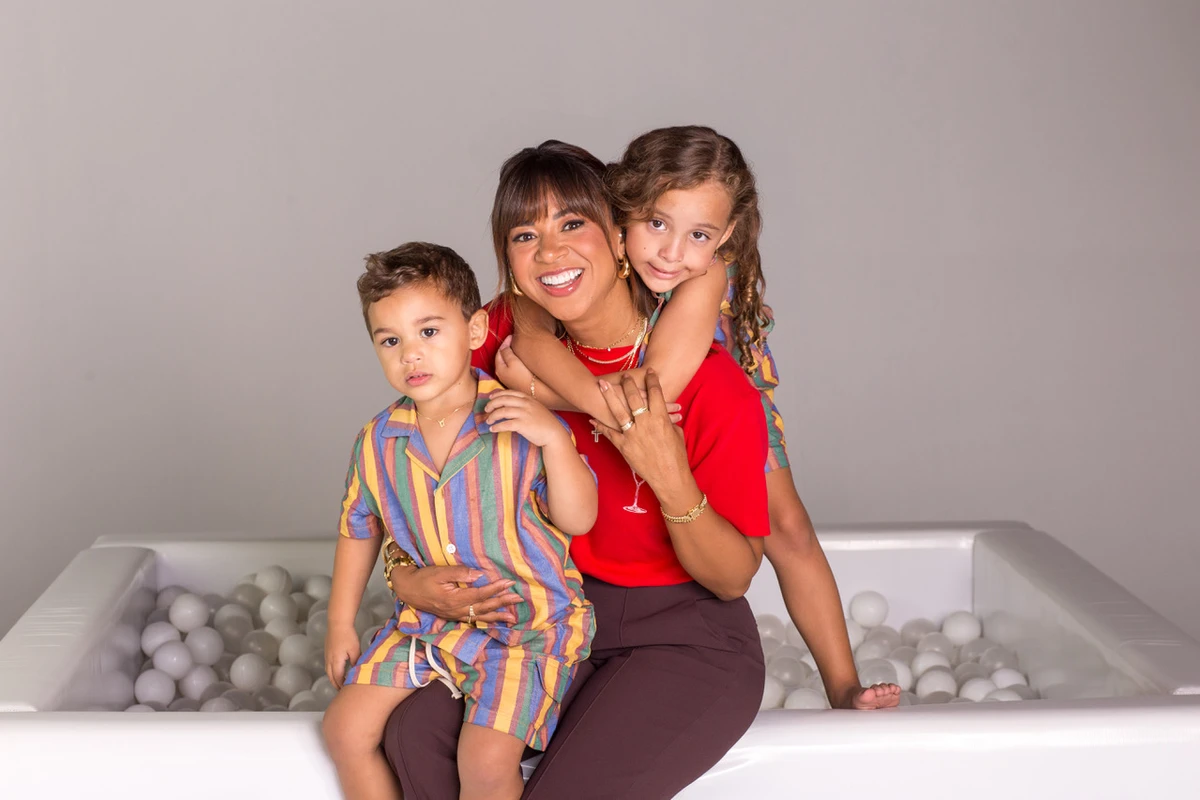 A influenciadora Manu Scotá foi escolhida para uma colab especial de Dia das Mães com a Jaklayne Joias, de Etania Lira. Na foto de campanha, Manu curte com os filhos Arthur e Alice