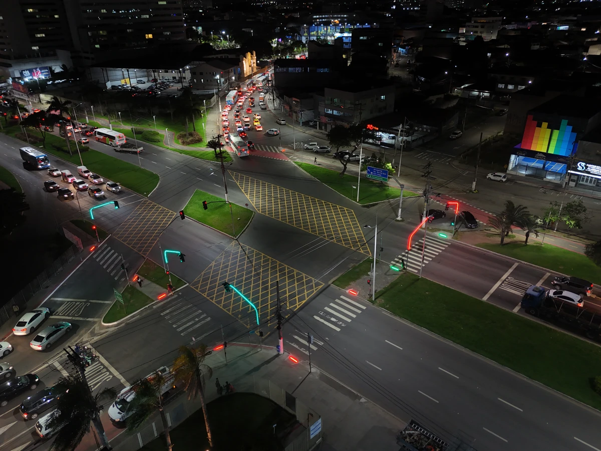 Além dos semáforos, outras tecnologias estão sendo instaladas na avenida