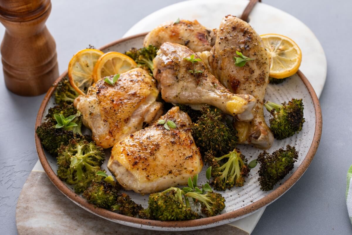 Frango assado com brócolis (Imagem: Elena Veselova | Shutterstock)