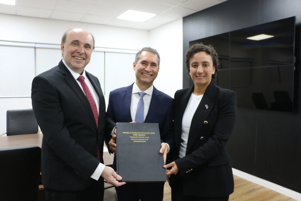 O presidente do Tribunal de Justiça do Espírito Santo (TJES), desembargador Samuel Meira Brasil Jr, deu posse administrativa ao novo desembargador que irá compor o Tribunal Pleno: o advogado Alexandre Puppim