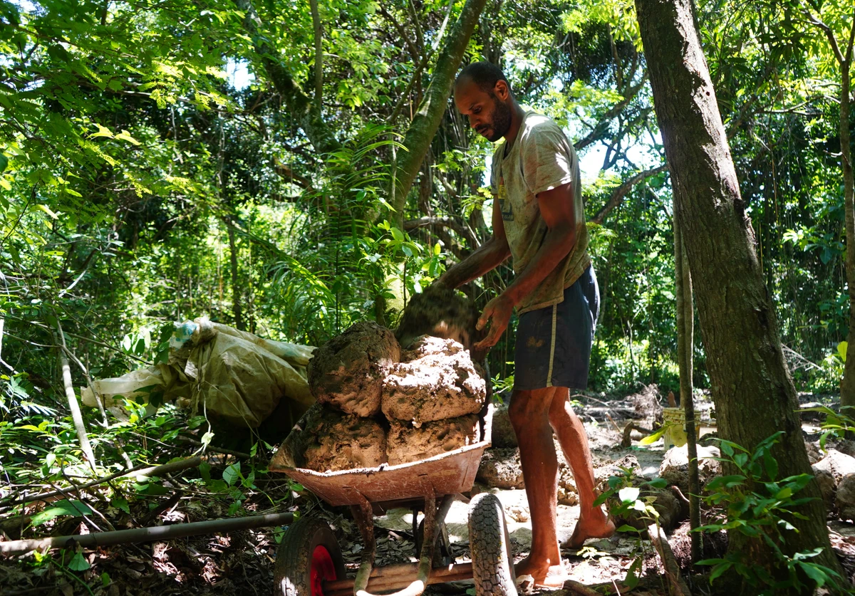 Rodolfo Dias, carregando o barro no Vale do Mulembá por Ricardo Medeiros