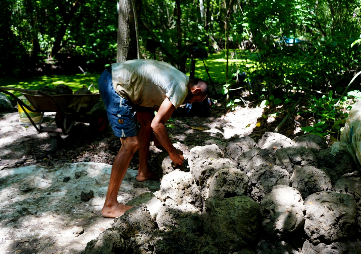 Rodolfo Dias, carregando o barro no Vale do Mulembá por Ricardo Medeiros
