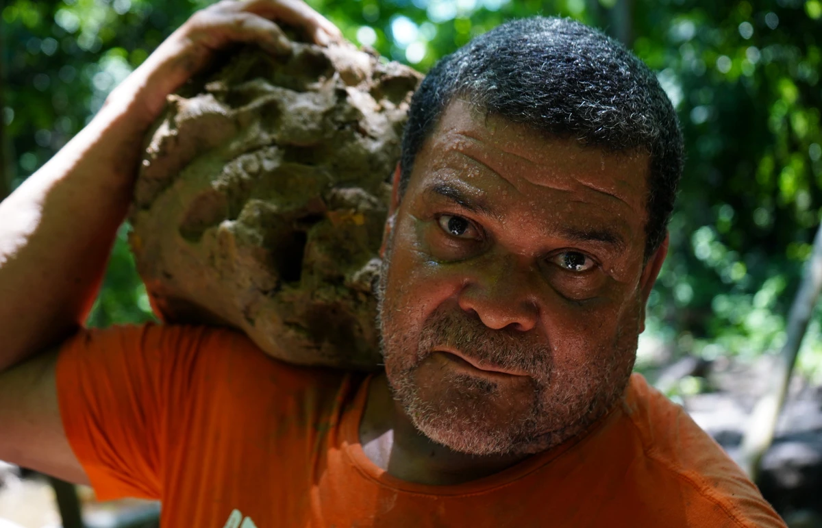 Ronaldo Corrêa, membro da comunidade de paneleiras de Goiabeiras, extrai barro no Vale do Mulembá para a produção de panelas de barro