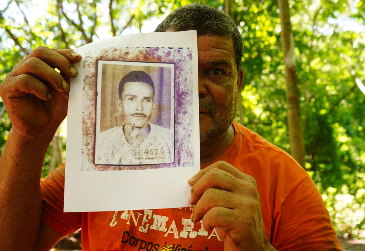 Ronaldo Corrêa, membro da comunidade de paneleiras de Goiabeiras, extrai barro no Vale do Mulembá para a produção de panelas de barro