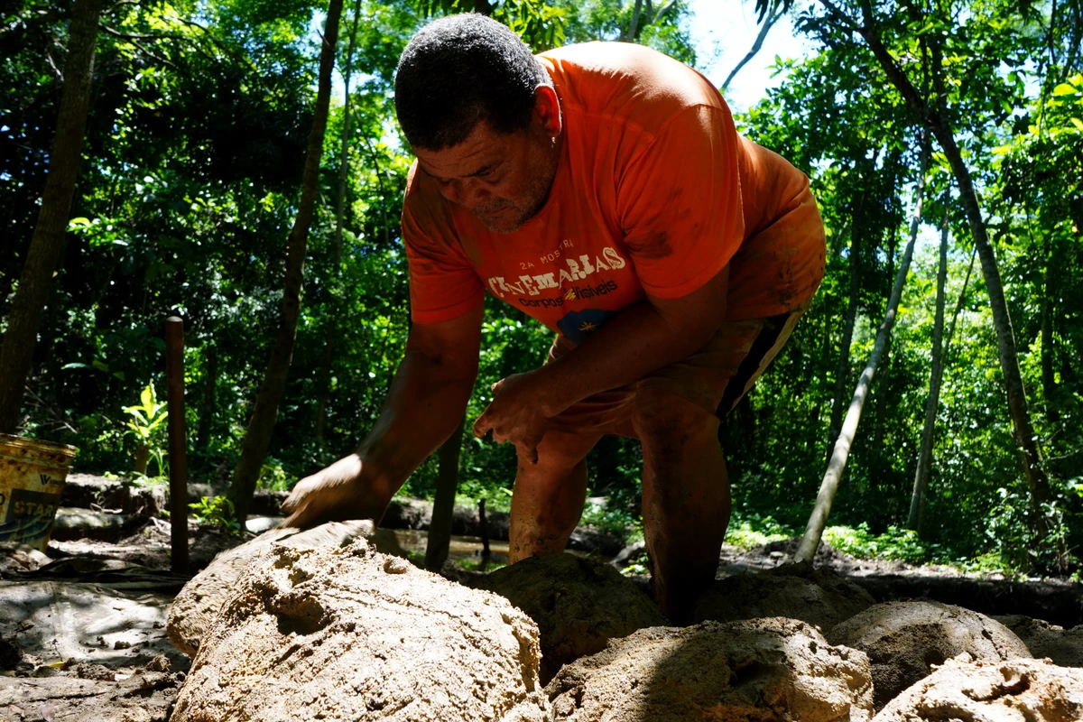 Ronaldo Corrêa, membro da comunidade de paneleiras de Goiabeiras, extrai barro no Vale do Mulembá para a produção de panelas de barro por Ricardo Medeiros