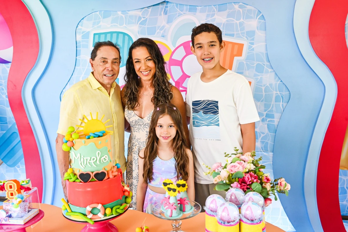 Valdecir e Geise Torezani, a aniversariante Mirela e o irmão Miguel