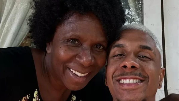  A atriz Ju Colombo e o filho Lucas 