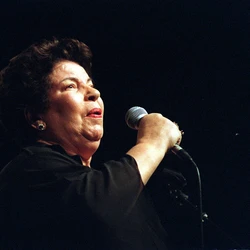 A artista faleceu aos 84 anos, em decorrência de problemas cardíacos; morte da cantora foi confirmada por seu irmão, o músico e compositor Danilo Caymmi