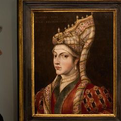 Hurrem Sultan continua sendo uma das mulheres mais fascinantes e enigmáticas do Império Otomano, uma figura cujo legado e verdadeiras origens seguem despertando debate.