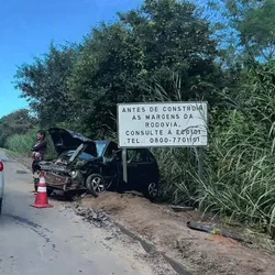 Com o impacto, que ocorreu no km 232, em Fundão, um dos veículos chegou a ser lançado para fora da pista e ficou destruído