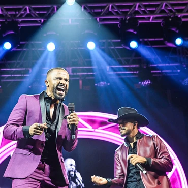 Imagem - Alexandre Pires mistura pagode e sertanejo em showzão em Vitória; fotos e vídeo