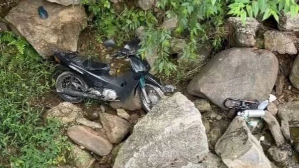 Condutor não conseguiu realizar uma curva e perdeu o controle do veículo ao chegar no trecho da ponte; moto foi recolhida a um pátio do Detran, pois estava com o licenciamento vencido