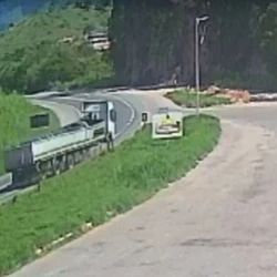 Motorista perde o controle da direção ao entrar em uma curva e acaba tombando com o veículo