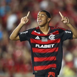 Joshua, de 17 anos, entrou na reta final do segundo tempo e marcou o gol do triunfo do Flamengo contra o Botafogo-PB no Castelão (MA)