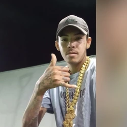 Paulo Victor, de 20 anos, foi surpreendido por dois homens em uma moto e morreu após ser atingido por vários disparos