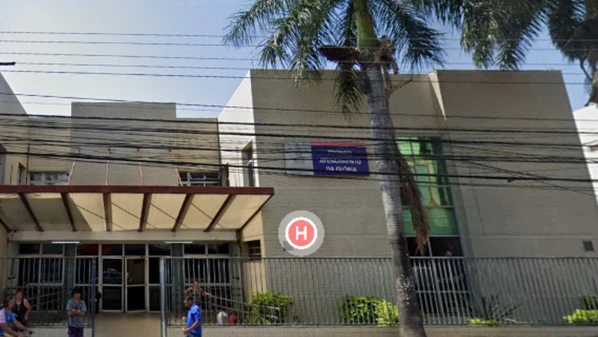 O menino, de oito anos, sofreu uma lesão na região esquerda do tórax; ele foi levado ao Pronto Atendimento da Glória já sem vida