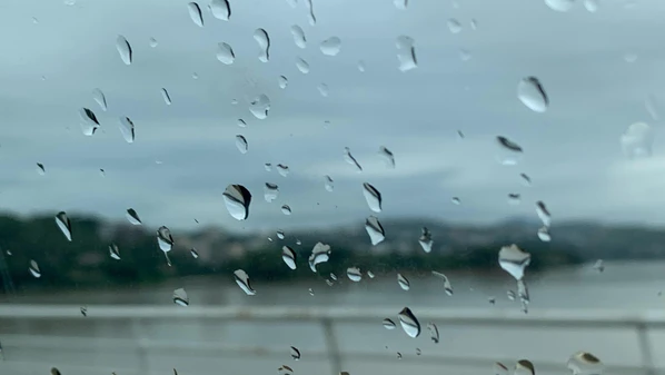 Aviso vale até quarta-feira (3) e abrange 12 municípios do Norte, Noroeste e Grande Vitória, com risco de alagamentos e pequenos deslizamentos devido ao volume acumulado de chuva