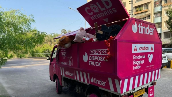 Caminhão de lixo da Tinder criado para recolher lembranças de ex-relacionamentos