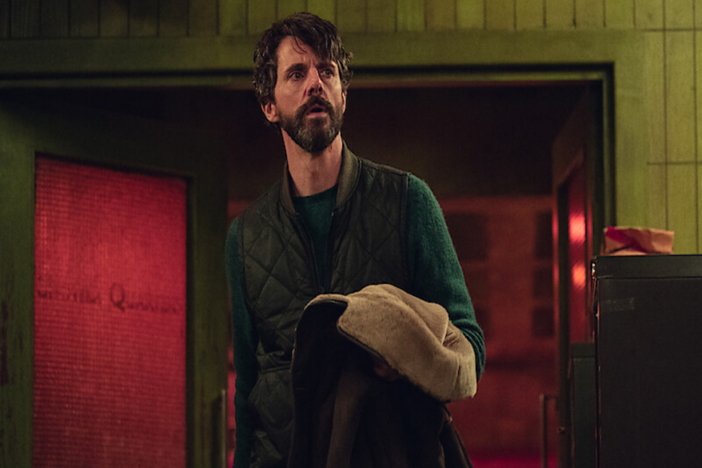 Em “Dept. Q”, um detetive e sua equipe investigam casos arquivados e não resolvidos (Imagem: Reprodução digital | Netflix)