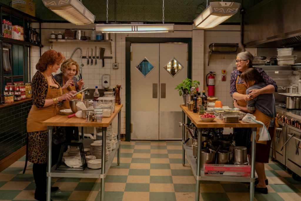 Em “Nonnas”, Joe decide honrar a memória da mãe abrindo um restaurante de comida italiana (Imagem: Reprodução digital | Netflix)