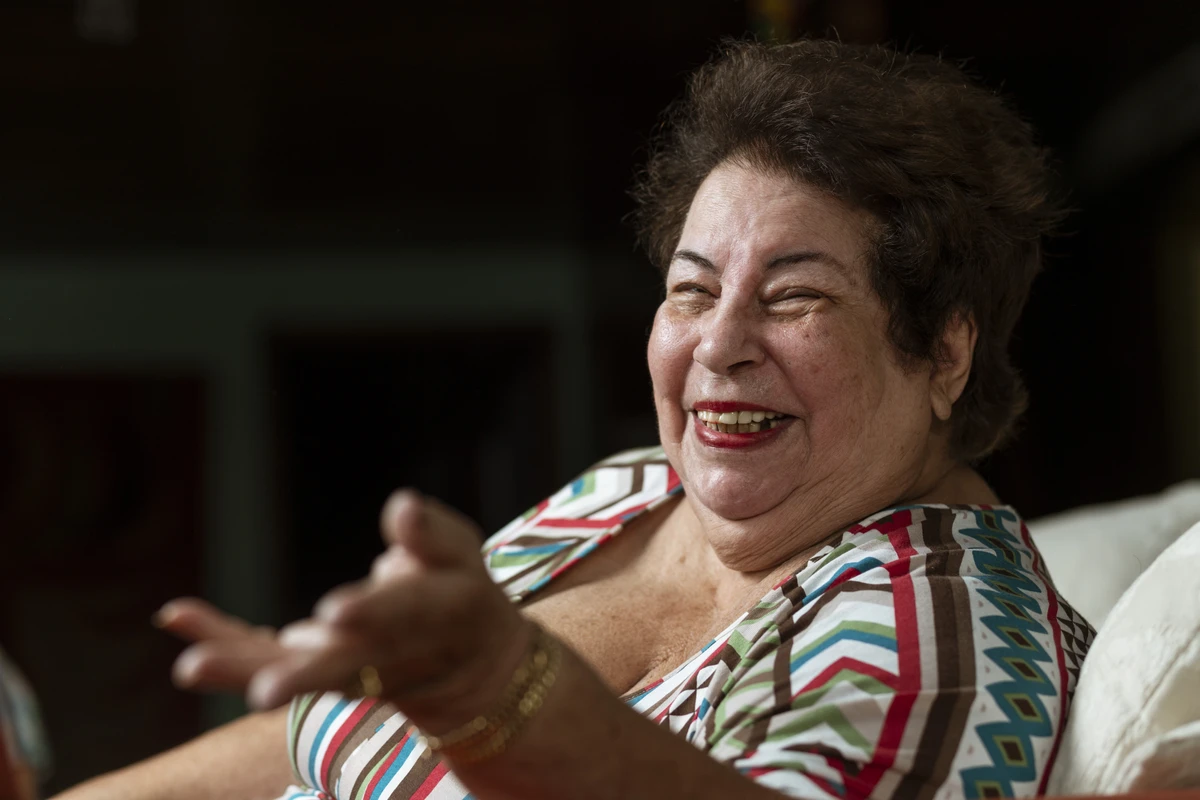 Retrato da cantora Nana Caymmi em seu apartamento no Leblon.