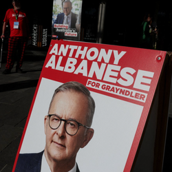 O primeiro-ministro australiano, Anthony Albanese, foi reeleito neste sábado