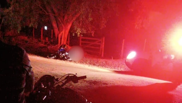 Testemunhas contaram à PM que a vítima estava em um bar antes do crime e que ofereceu carona a um homem; o passageiro não foi localizado