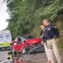 Batida ocorreu por volta de 14h. Uma das pistas chegou a ficar interditada, mas foi liberada pouco antes das 15h