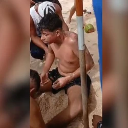 O Corpo de Bombeiros foi acionado para atender a ocorrência. Ao chegar ao local, a corporação encontrou uma das vítimas, um jovem de 18 anos, sentado na areia, recebendo amparo de outros banhistas