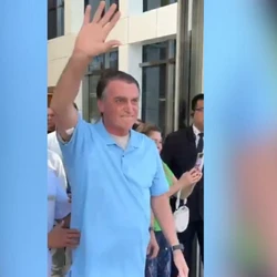 Ex-presidente estava em recuperação em Brasília desde 13 de abril; na saída do hospital, criticou Alexandre de Moraes e voltou a defender anistia