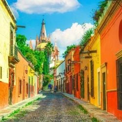 O que aconteceria se todos os moradores de um local se reunissem para pintar suas casas de cores chamativas, Pois estes lugares existem – e a BBC selecionou alguns deles.