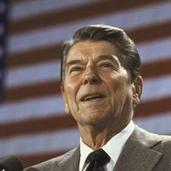 A última anistia imigratória nos EUA ocorreu em 1986, durante o governo do republicano Ronald Reagan. A BBC Mundo conta o que está por trás dessa iniciativa e quais foram suas consequências