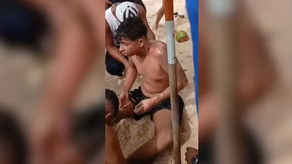 O Corpo de Bombeiros foi acionado para atender a ocorrência. Ao chegar ao local, a corporação encontrou uma das vítimas, um jovem de 18 anos, sentado na areia, recebendo amparo de outros banhistas