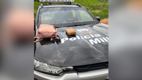 Jovem de 21 anos confessou integrar a facção criminosa Primeiro Comando da Capital (PCC); a droga foi encontrada no bagageiro do veículo, com ajuda de um cão farejador