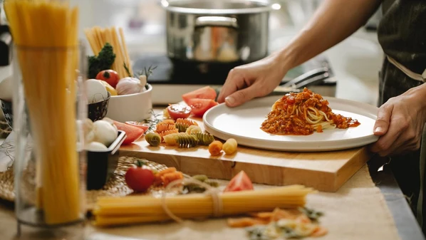 A cozinha de mãe pulsa como um coração afetivo, um palco onde memórias se sedimentam em nossos paladares e moldam os laços que nos definem