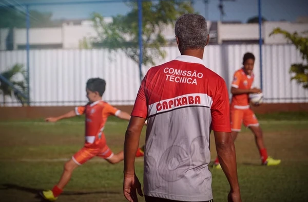 Projeto ACF oferece acompanhamento multidisciplinar e já levou jovens para estudar no exterior. por Divulgação / Academia Capixaba de Futebol (ACF)