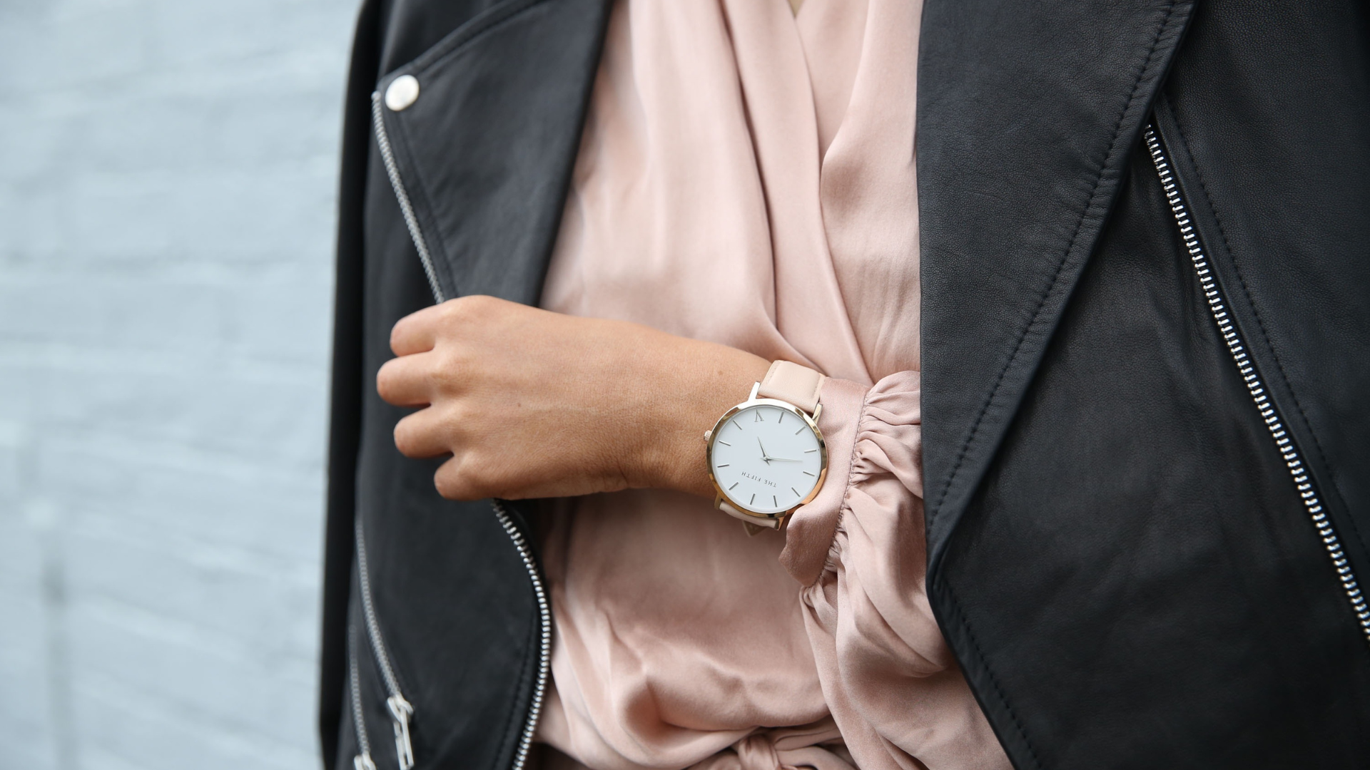 Confira relógios femininos prateados e dourados, dos analógicos elegantes até os smartwatches. Crédito: Canva