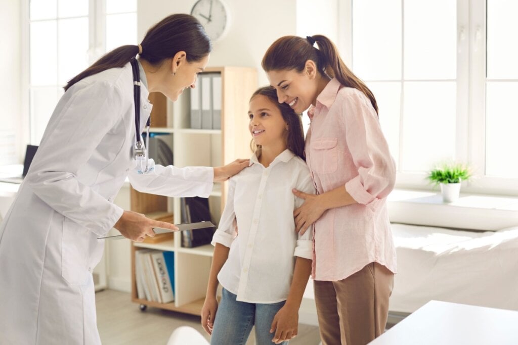 Ao notar os sinais da puberdade precoce, é importante consultar um médico (Imagem: Studio Romantic | Shutterstock)